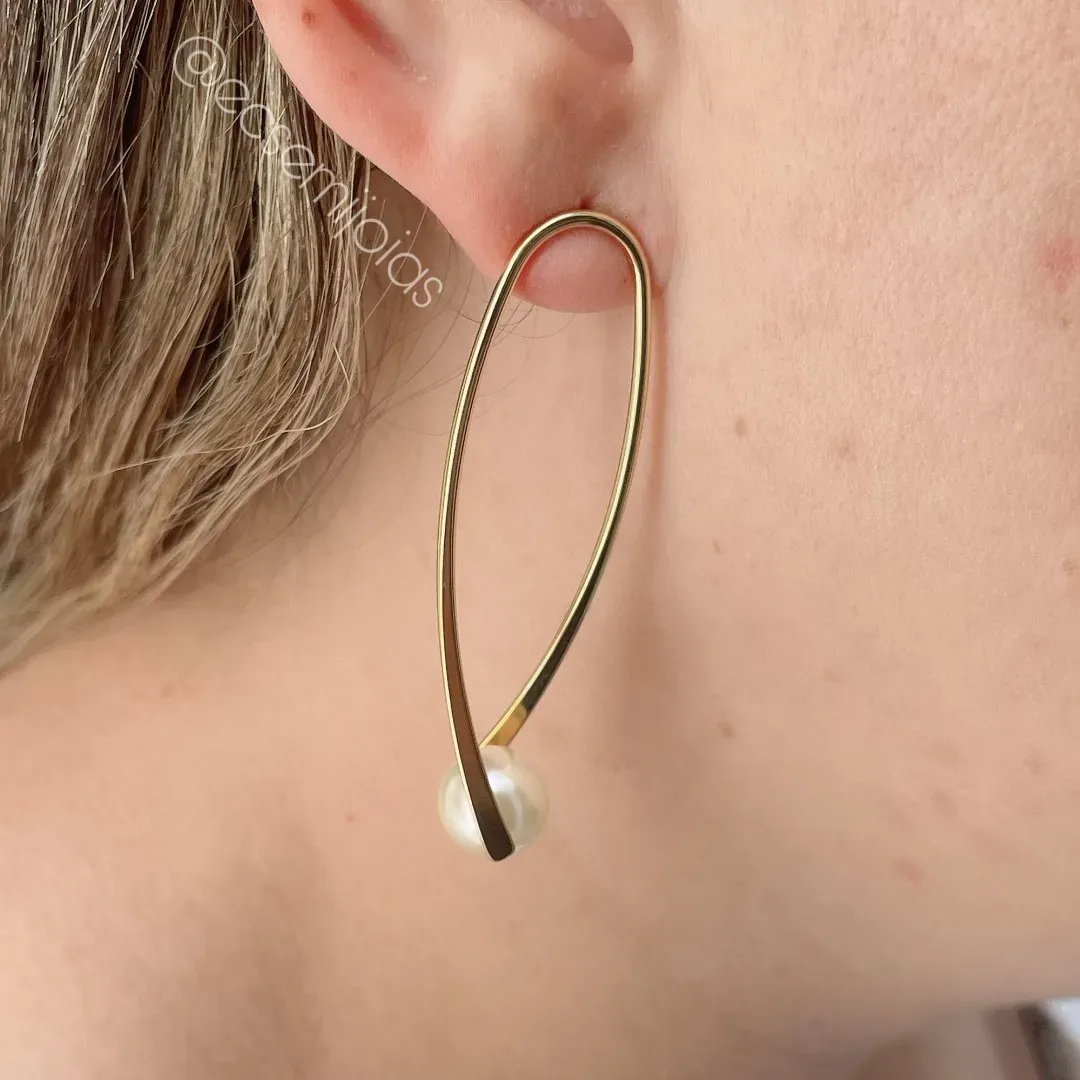 Brinco maxxi oval vazado com pérola na ponta - banhado a ouro 18k
