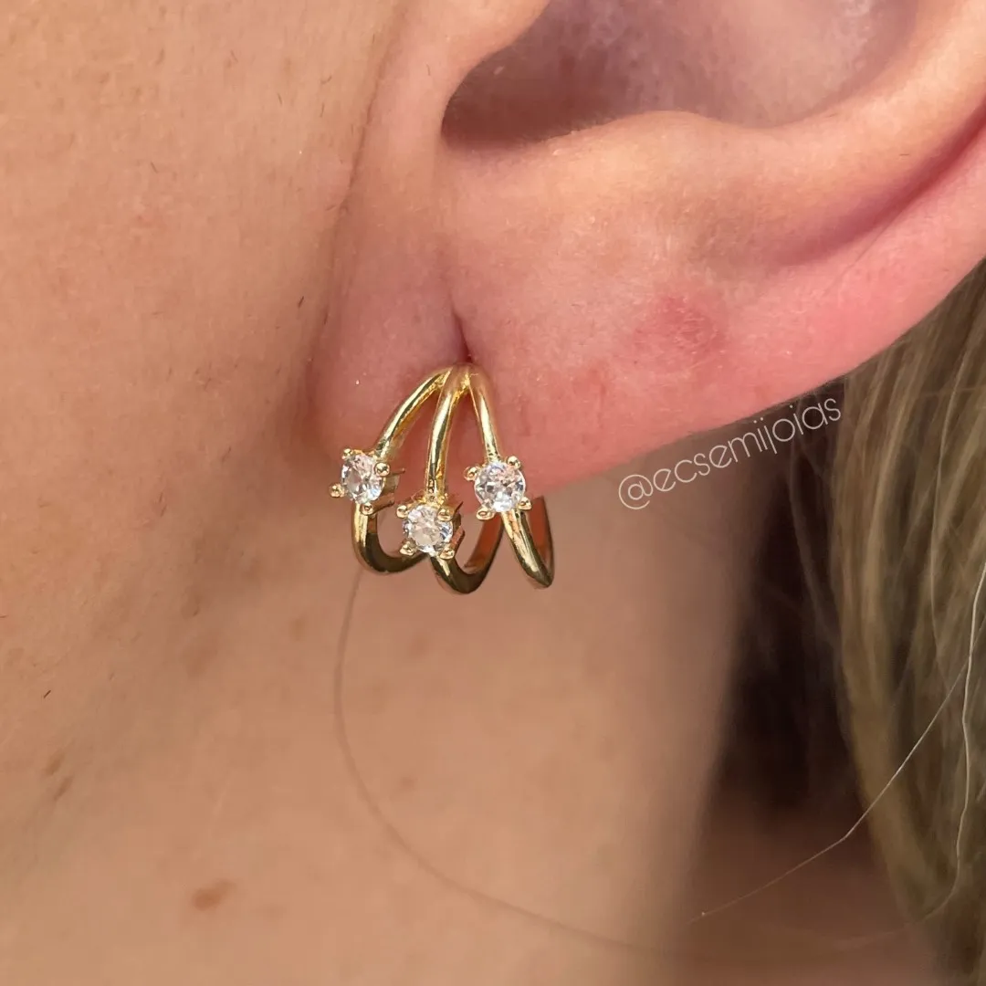 Brinco meia argola com 3 aros com 1 zircônia em cada - banhado a ouro 18k