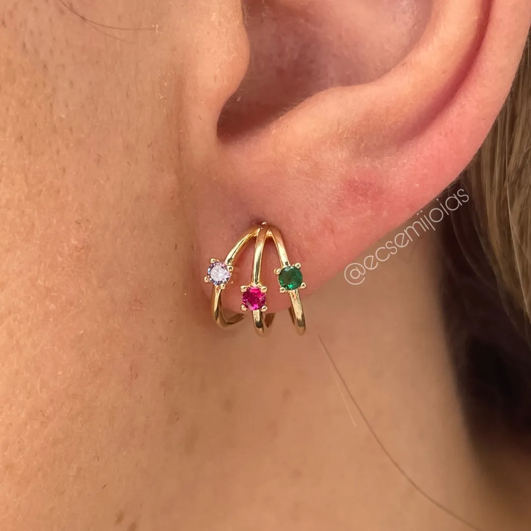 Brinco meia argola com 3 aros com 1 zircônia em cada - banhado a ouro 18k