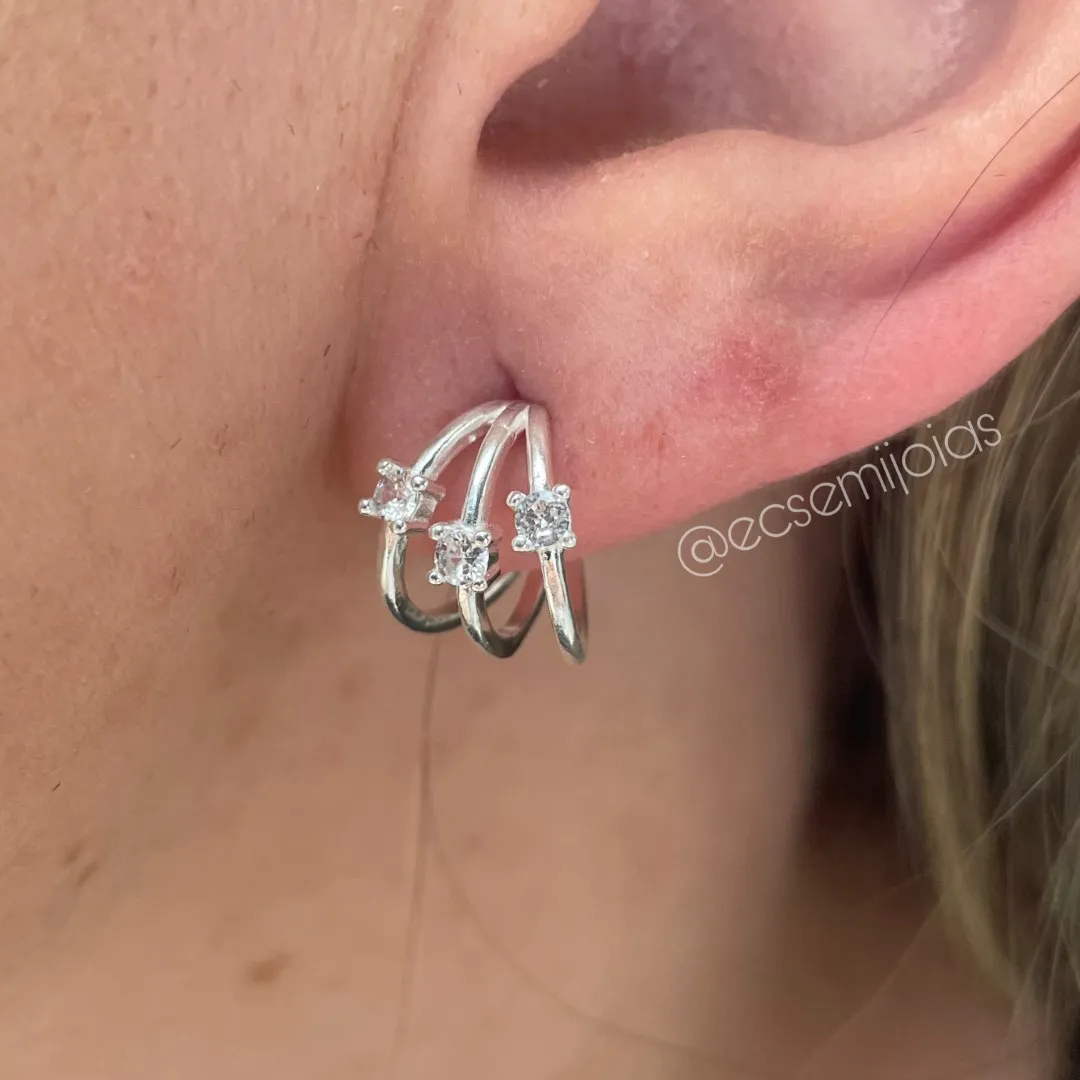 Brinco meia argola com 3 aros com 1 zircônia em cada - banhado a prata 925
