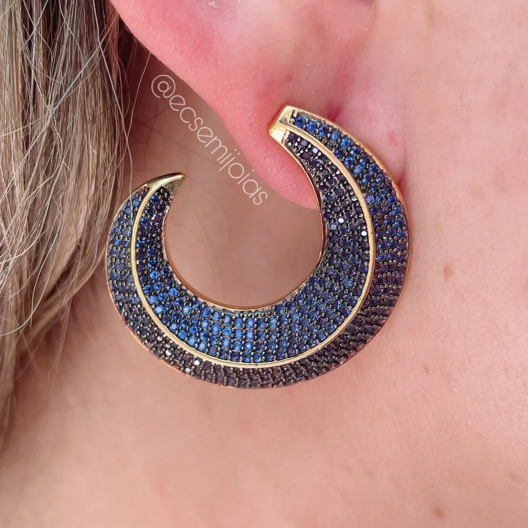 Brinco meia lua espiral grande cravejado - banhado a ouro 18k