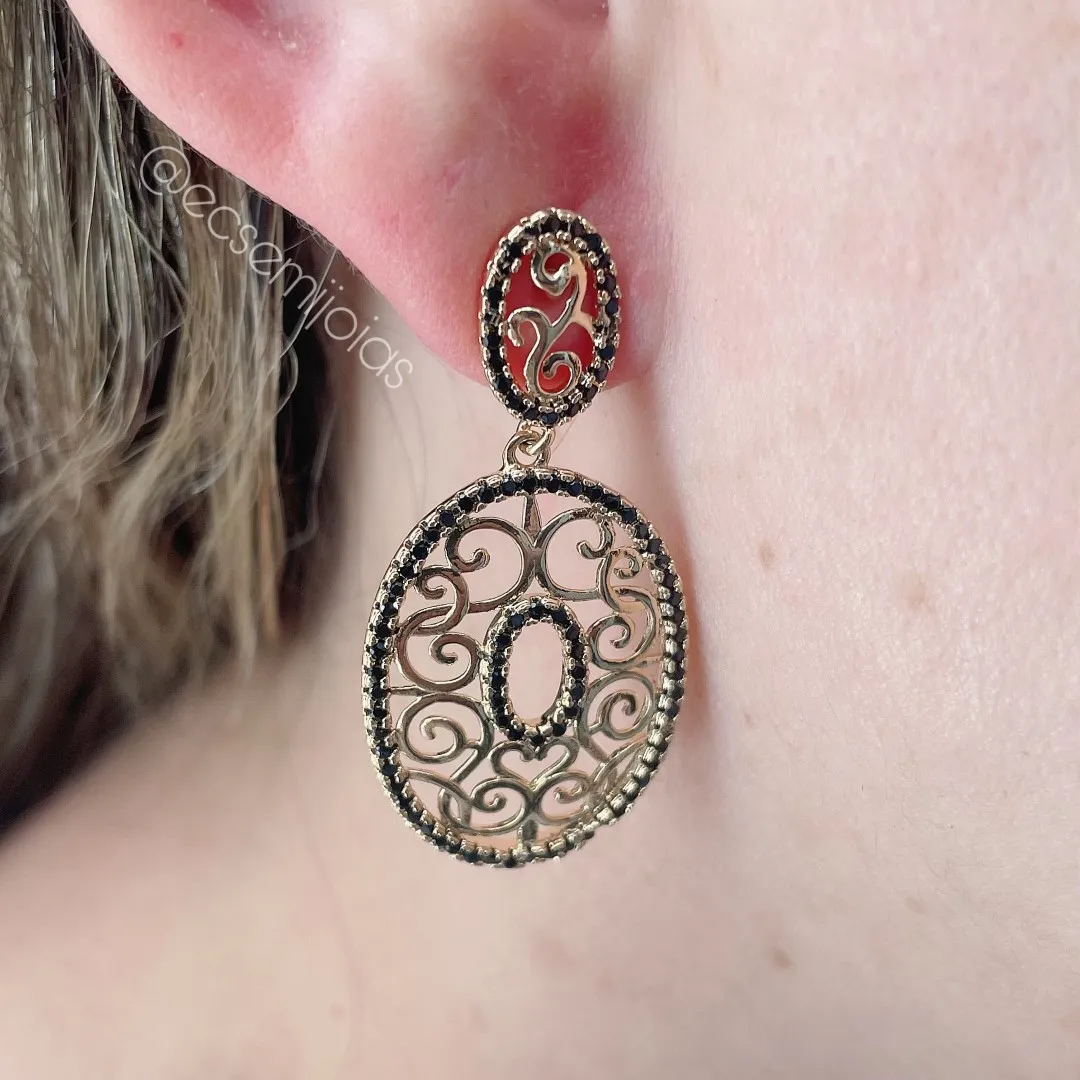 Brinco oval com arabesco vazado e cravejado nas bordas - banhado a ouro 18k
