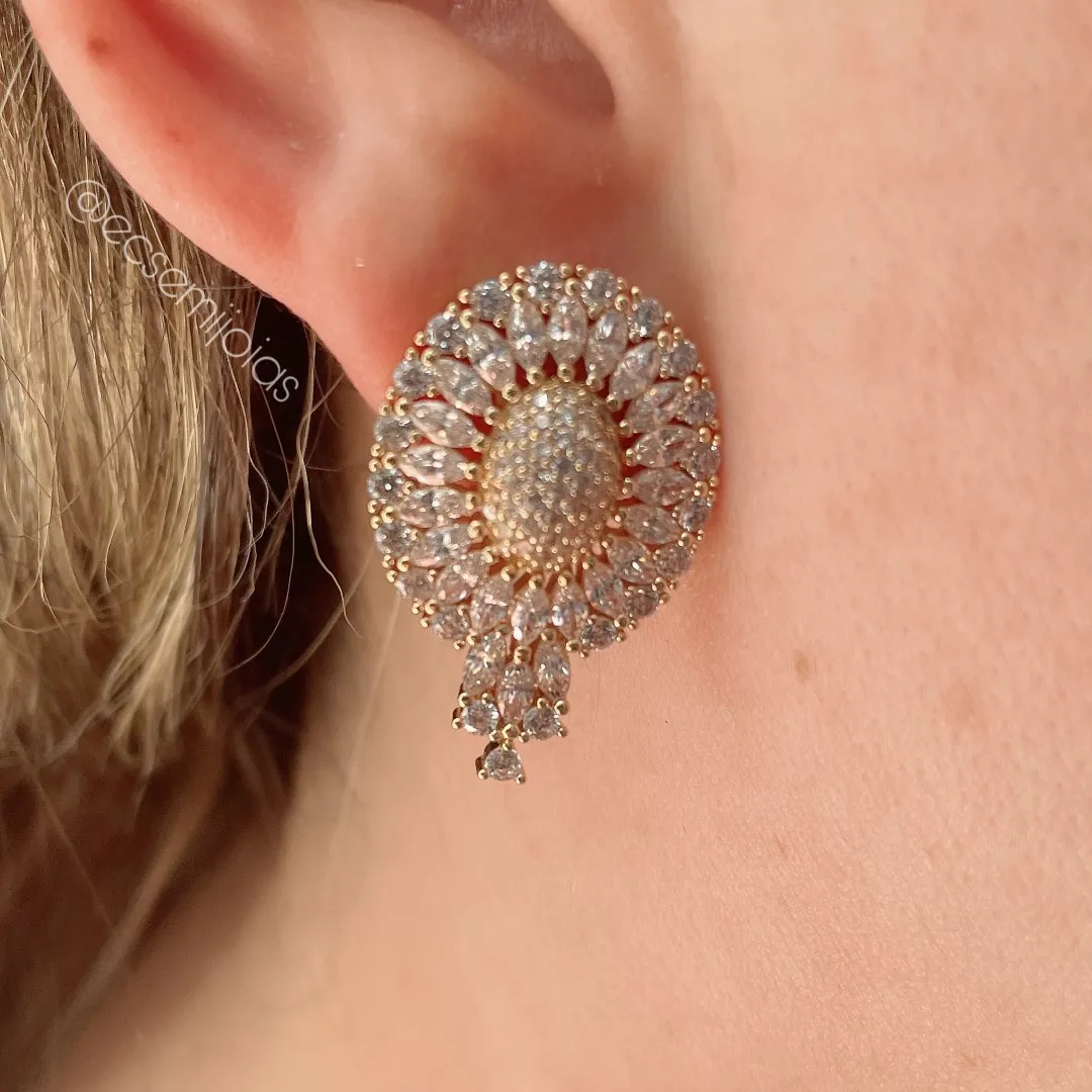 Brinco oval cravejado com bordas de zircônias navetes - banhado a ouro 18k