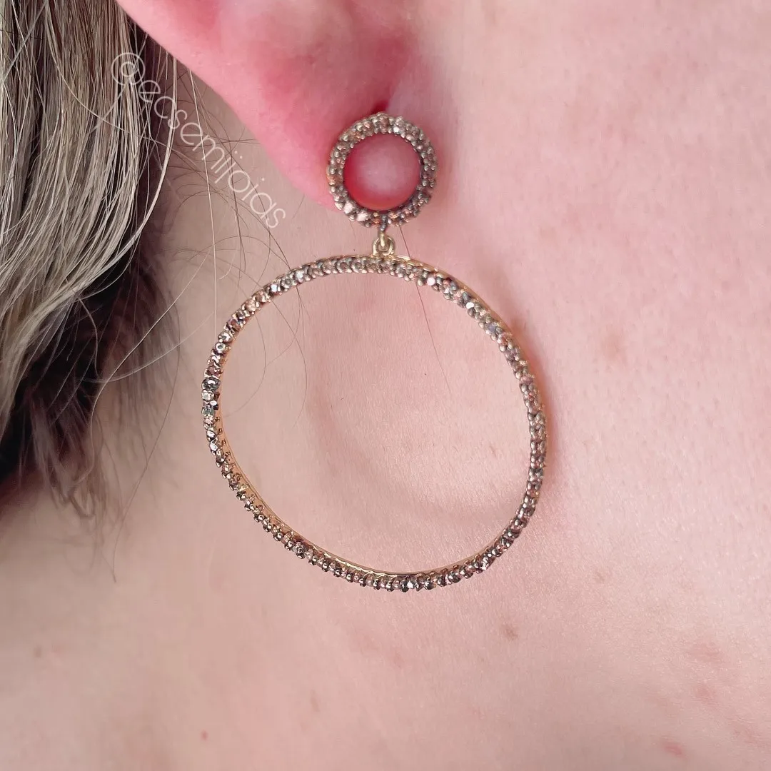 Brinco redondo com aro cravejado vazado - banhado a ouro 18k