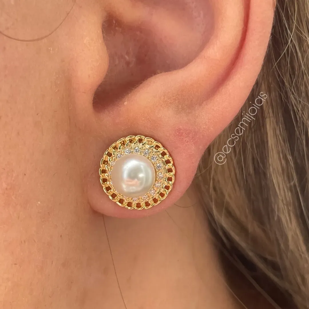 Brinco redondo com pérola no centro cravejado em volta, com bordas vazadas - banhado a ouro 18k