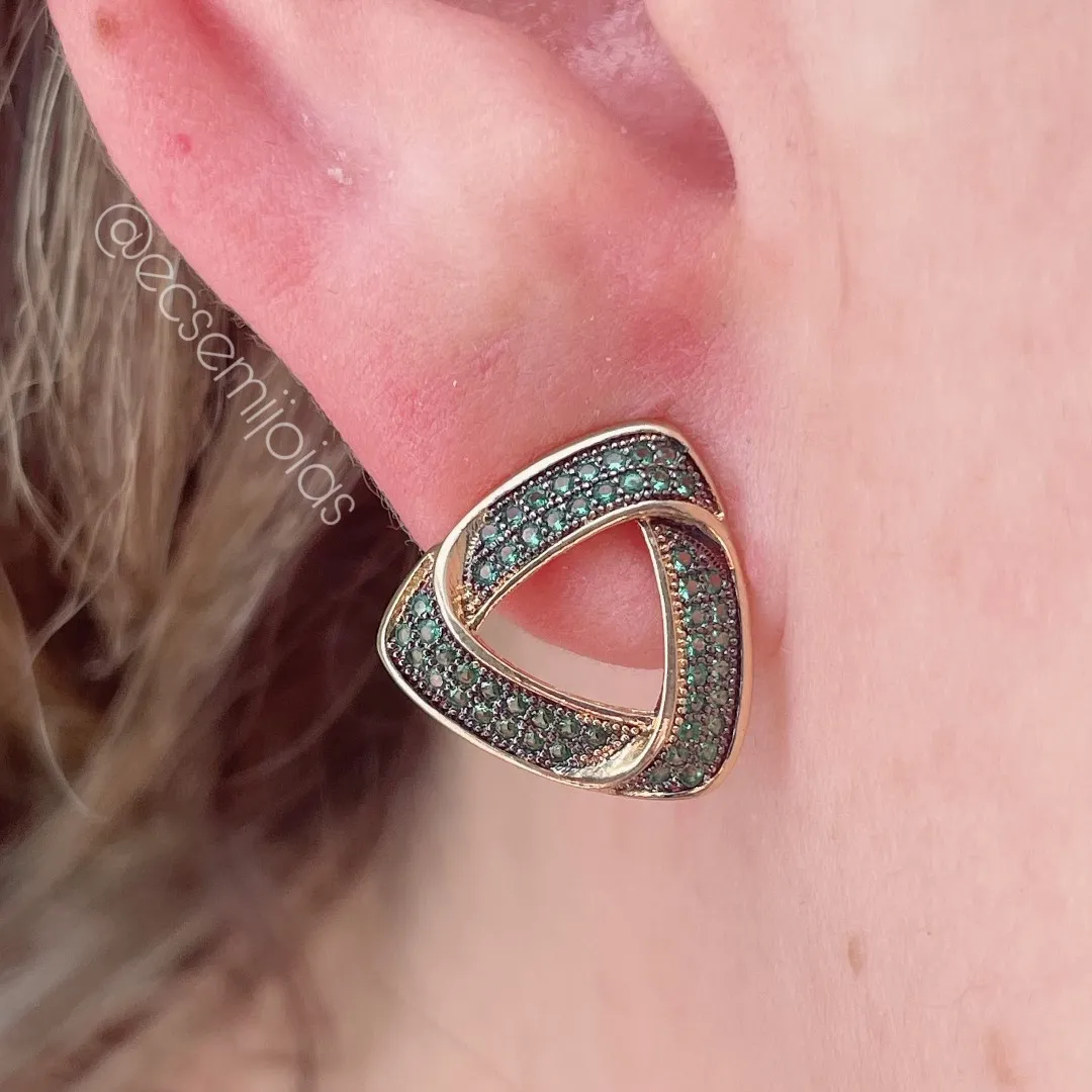 Brinco triângulo cravejado - banhado a ouro 18k