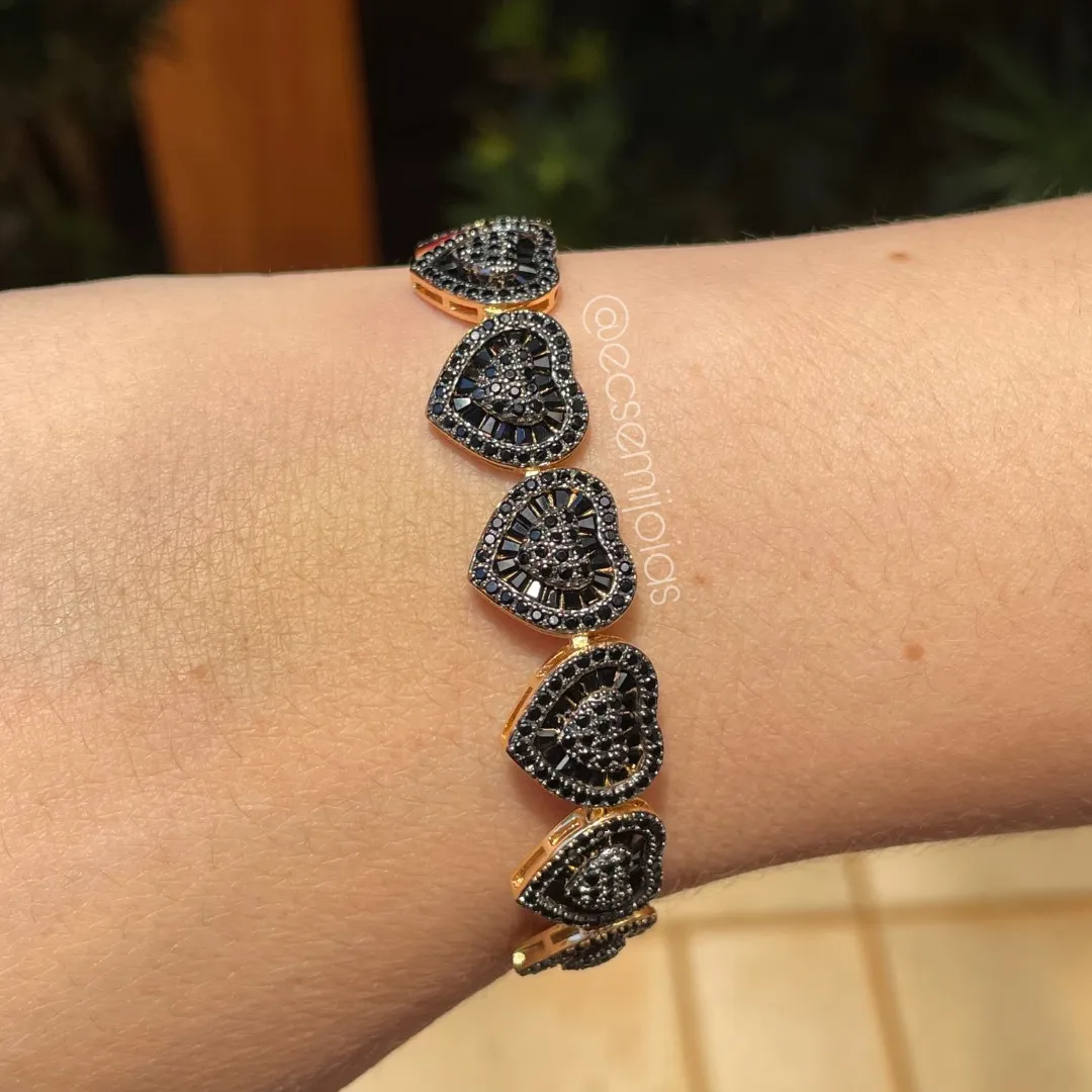 Pulseira com 7 corações cravejados e fecho ajustável - banhado a ouro 18k