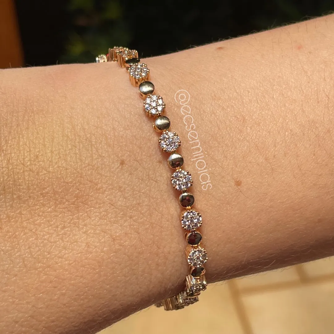 Pulseira com florzinhas cravejadas intercaladas por bolinhas lisas - 19cm - banhado a ouro 18k