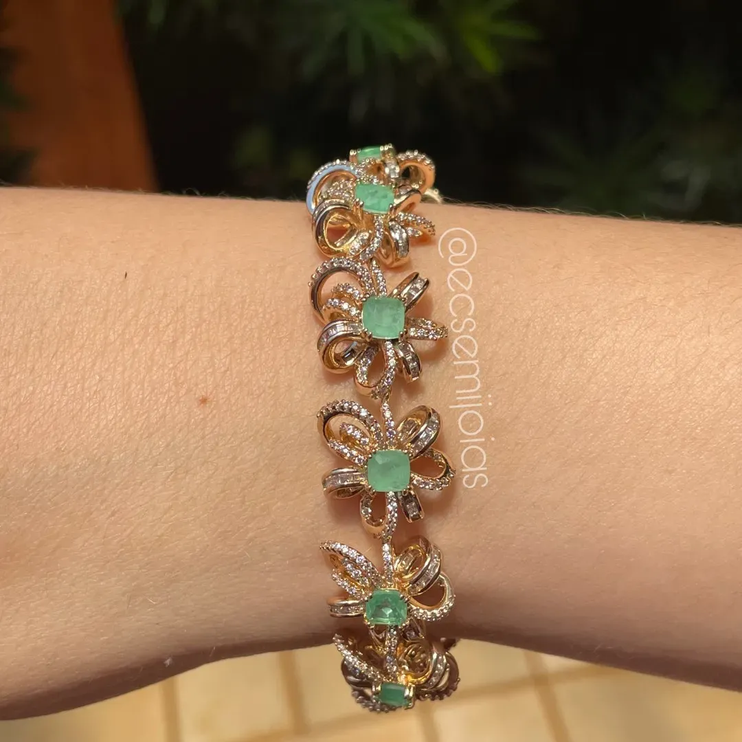 Pulseira com várias flores cravejadas vazadas com pedra fusion no centro - 19cm - banhado a ouro 18k