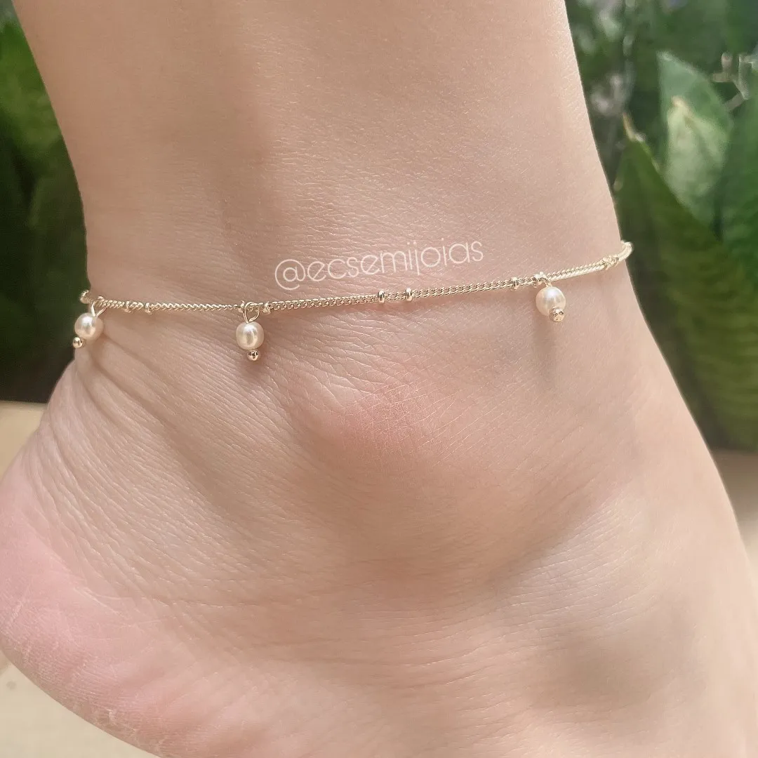 Tornozeleira grumet fininho com 3 pérolas penduradas - 24cm + extensor - banhado a ouro 18k