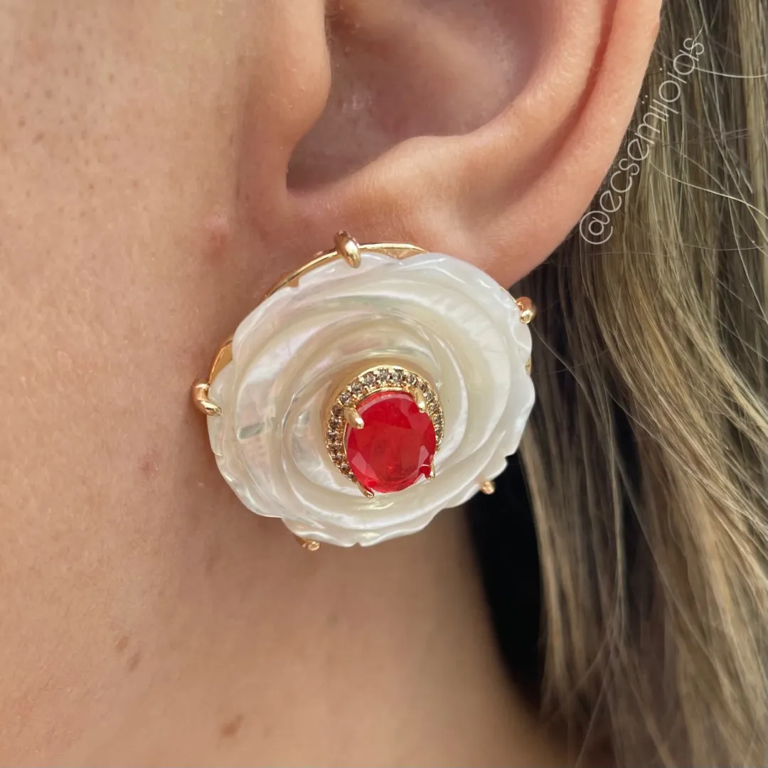 Conjunto anel e brinco de flor de madrepérola com pedra oval no centro cravejado em volta - banhado a ouro 18k