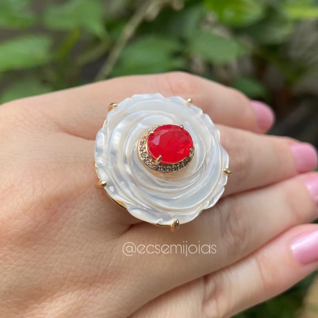 Conjunto anel e brinco de flor de madrepérola com pedra oval no centro cravejado em volta - banhado a ouro 18k