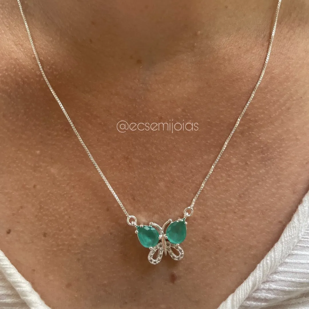 Conjunto de brinco e colar de borboleta com gotas maiores nas asas e cravejado em baixo - banhado a prata 925