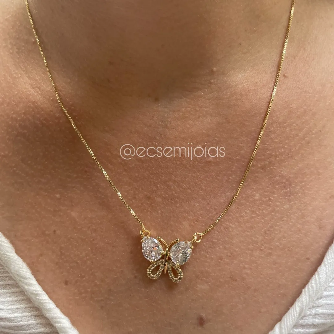 Conjunto de brinco e colar de borboleta com gotas maiores nas asas e cravejado em baixo - banhado a ouro 18k