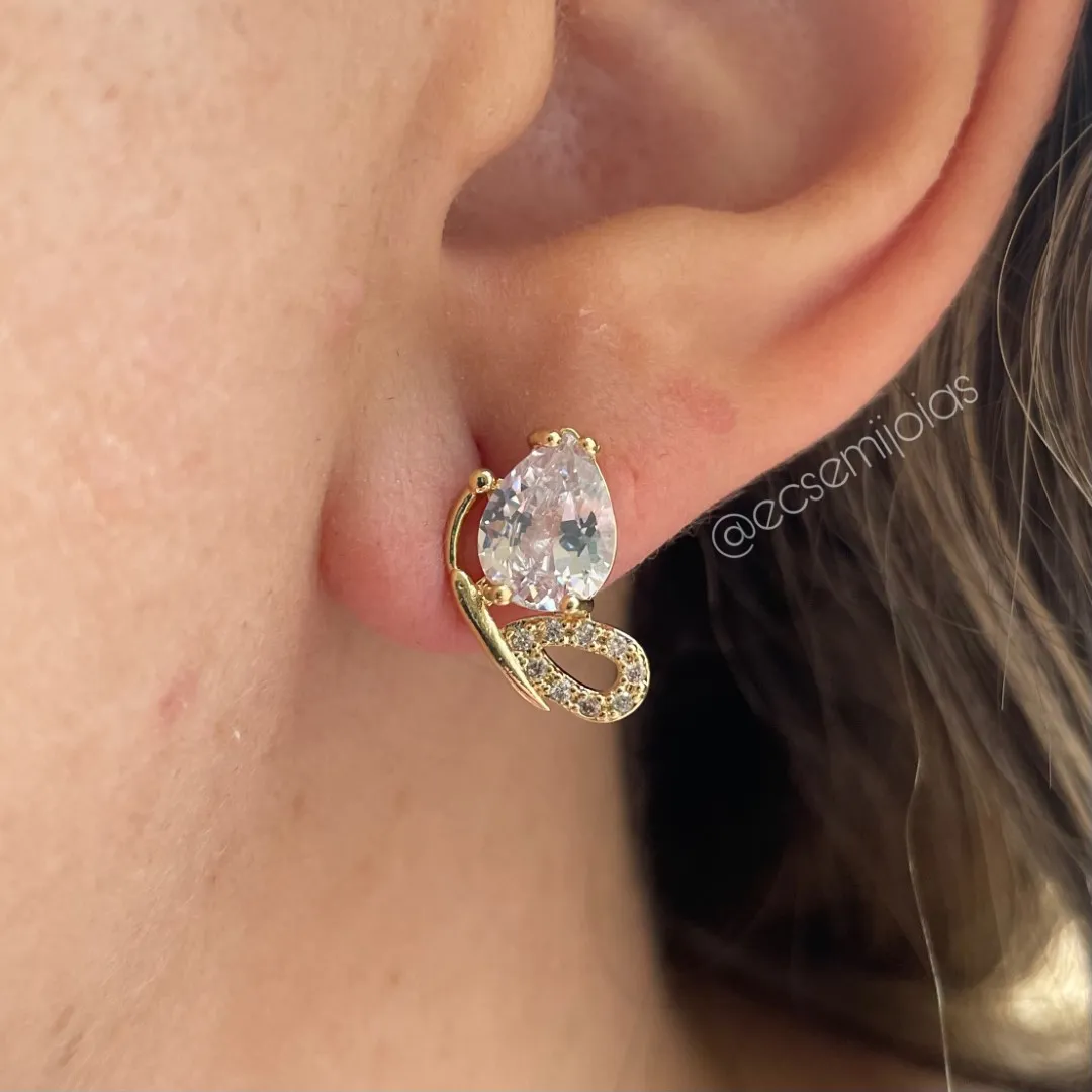 Conjunto de brinco e colar de borboleta com gotas maiores nas asas e cravejado em baixo - banhado a ouro 18k