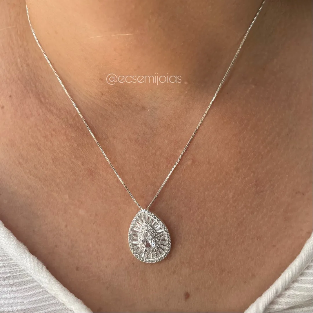Conjunto de brinco e colar de gota com zircônia gota no centro com baguetes em volta e cravejado nas bordas - banhado a prata 925