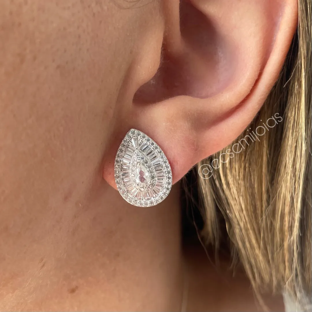 Conjunto de brinco e colar de gota com zircônia gota no centro com baguetes em volta e cravejado nas bordas - banhado a prata 925