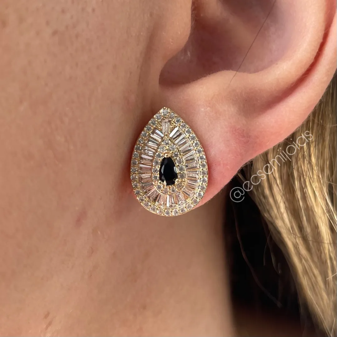 Conjunto de brinco e colar de gota com zircônia gota no centro com baguetes em volta e cravejado nas bordas - banhado a ouro 18k