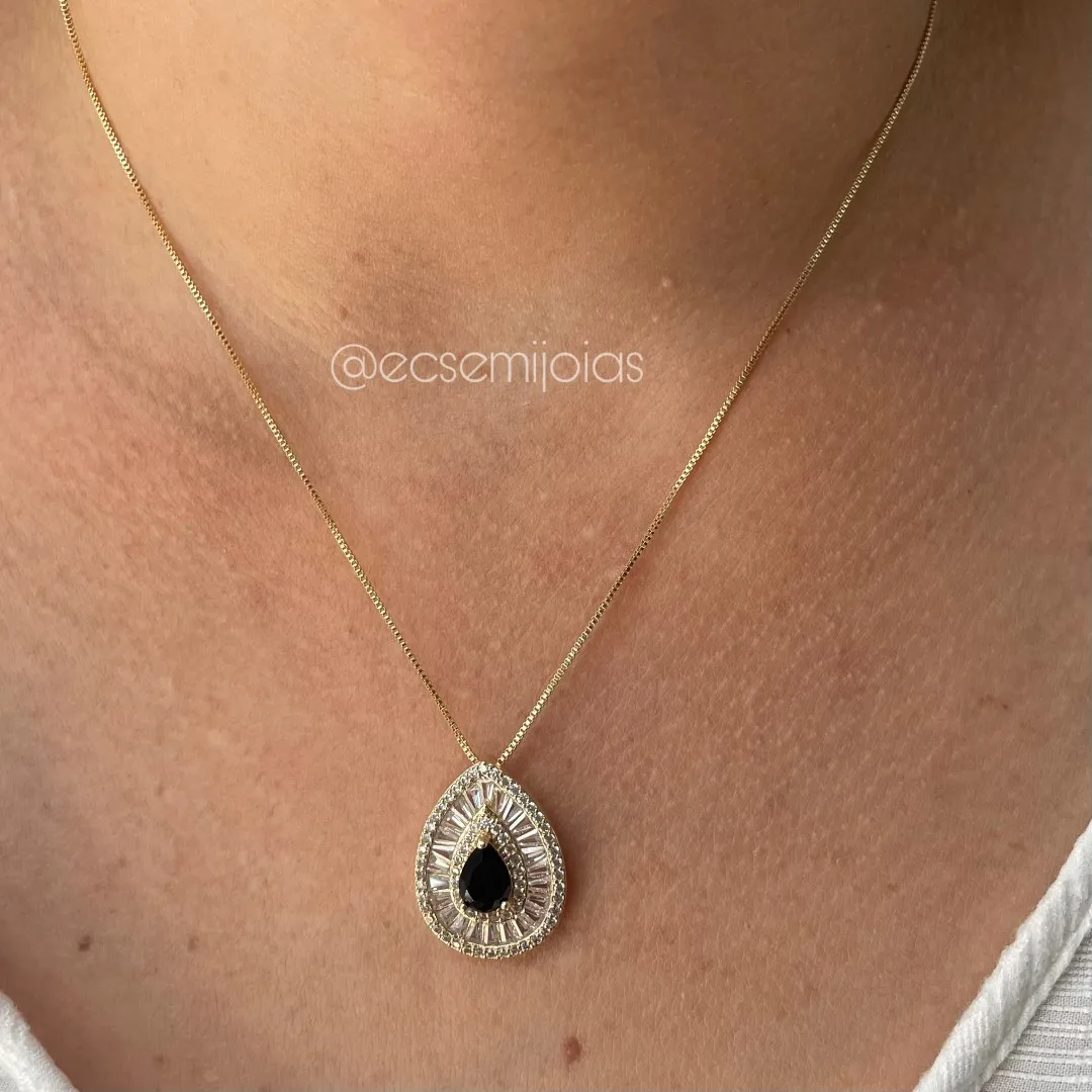 Conjunto de brinco e colar de gota com zircônia gota no centro com baguetes em volta e cravejado nas bordas - banhado a ouro 18k