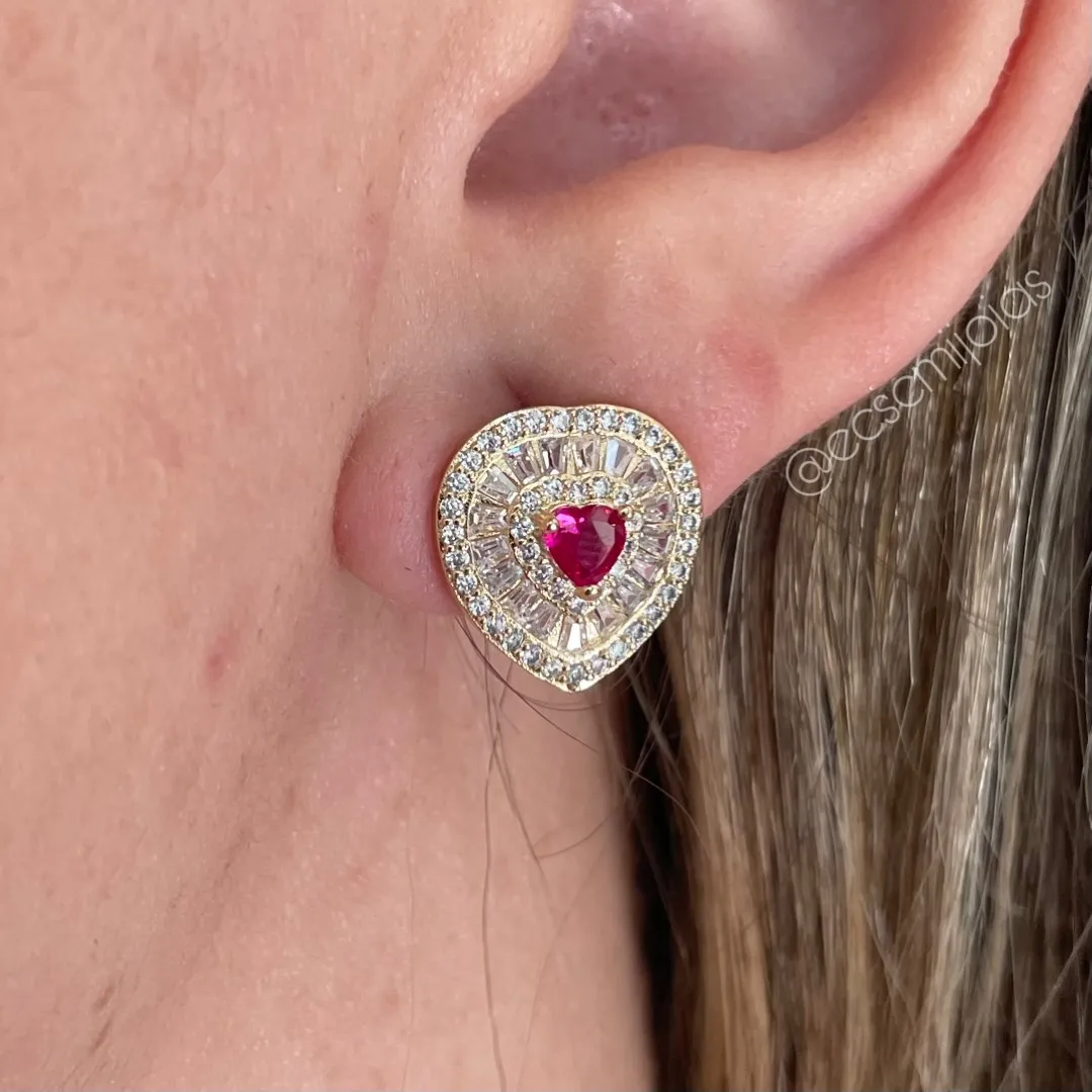 Conjunto de brinco e colar de coração com zircônia coração no centro com baguetes em volta e cravejado nas bordas - banhado a ouro 18k