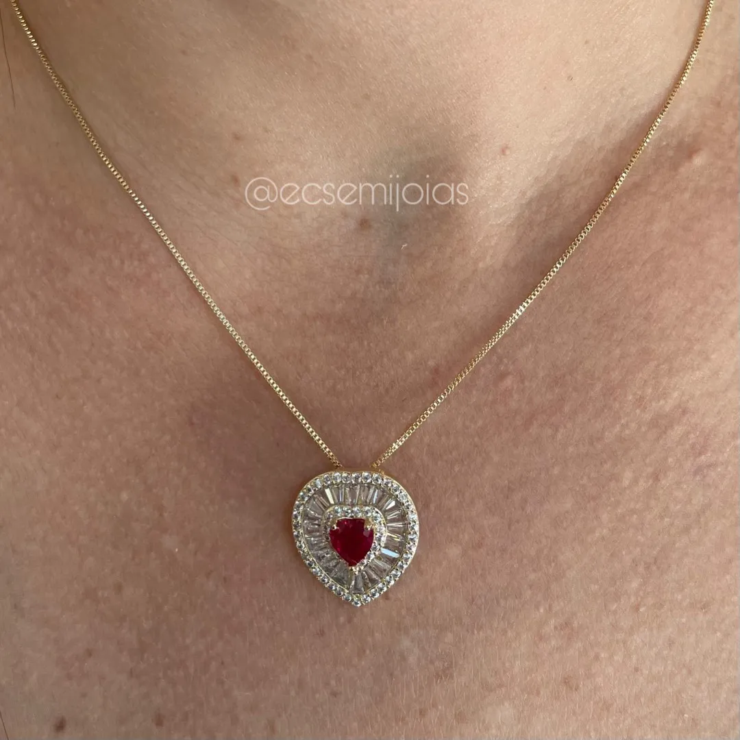 Conjunto de brinco e colar de coração com zircônia coração no centro com baguetes em volta e cravejado nas bordas - banhado a ouro 18k