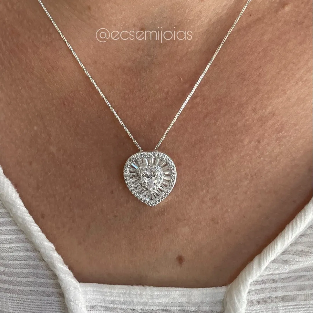 Conjunto de brinco e colar de coração com zircônia coração no centro com baguetes em volta e cravejado nas bordas - banhado a prata 925