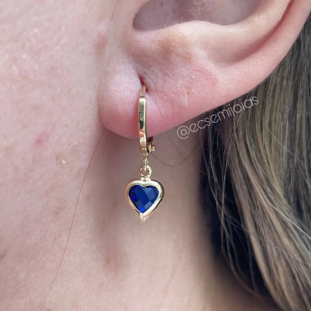 Argola tranqueta com pingente cristal coração pendurado - 7mm - banhado a ouro 18k