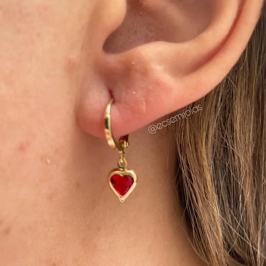 Argola tranqueta com pingente cristal coração pendurado - 7mm - banhado a ouro 18k
