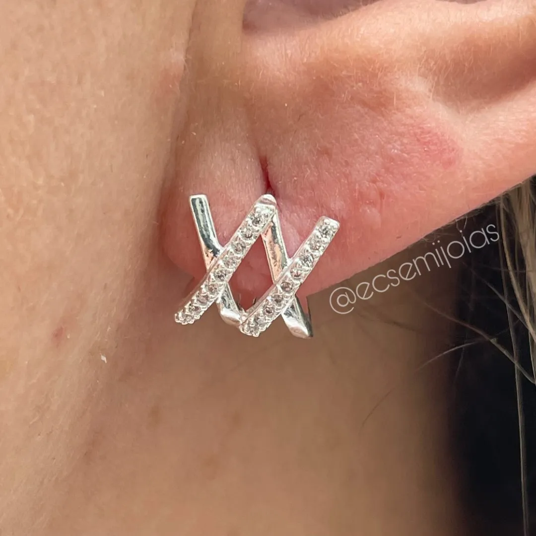 Brinco com 2 X com um lado cravejado de cada - banhado a prata 925