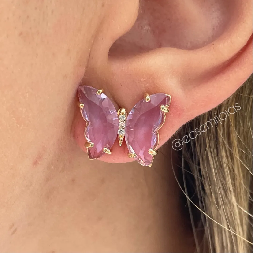 Brinco de borboleta com asas de cristais grandes e cravejado no centro - banhado a ouro 18k