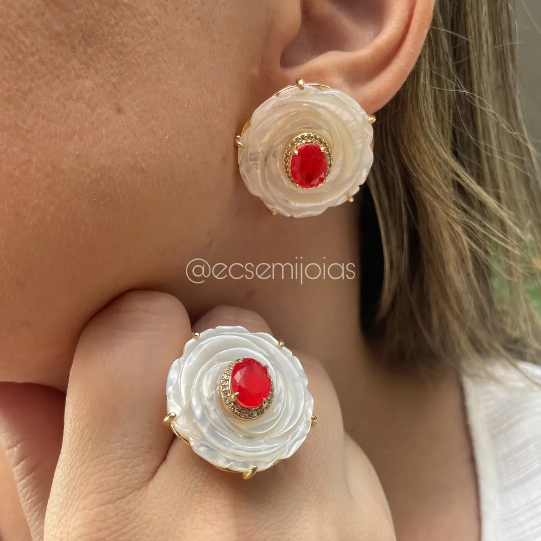 Conjunto anel e brinco de flor de madrepérola com pedra oval no centro cravejado em volta - banhado a ouro 18k