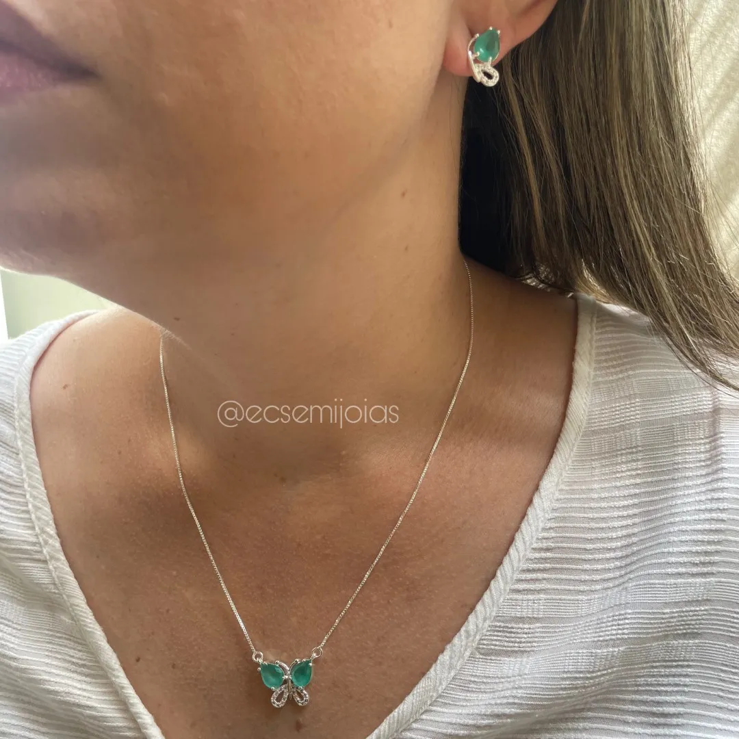 Conjunto de brinco e colar de borboleta com gotas maiores nas asas e cravejado em baixo - banhado a prata 925