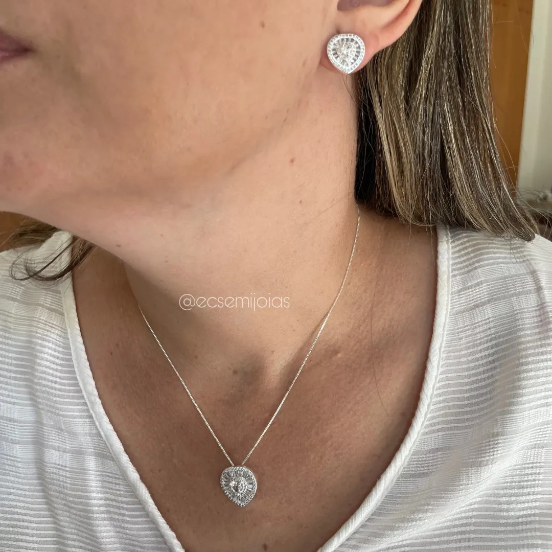 Conjunto de brinco e colar de coração com zircônia coração no centro com baguetes em volta e cravejado nas bordas - banhado a prata 925