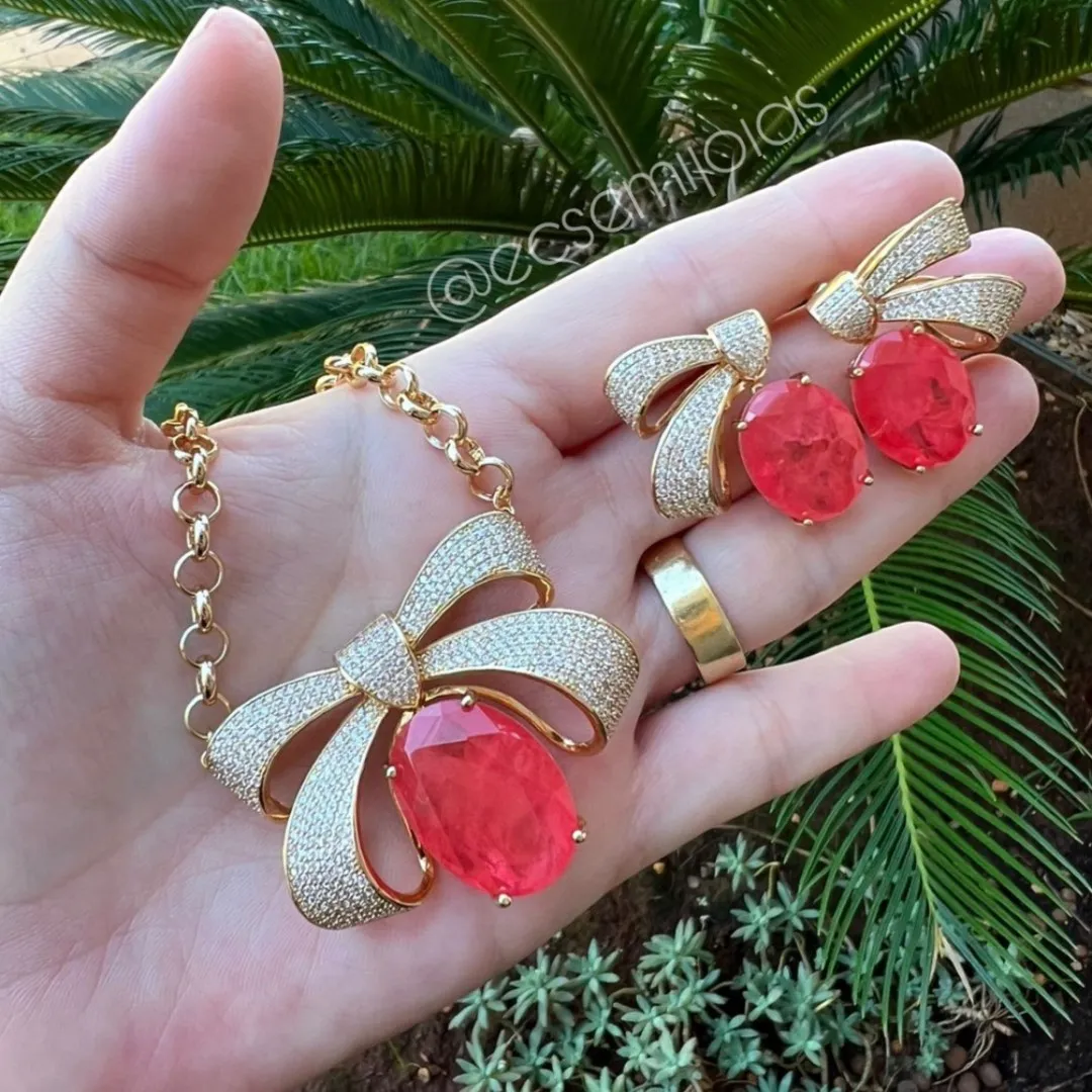 Conjunto de brinco e colar de gota de laço cravejado com pedra oval fusion pendurada - banhado a ouro 18k