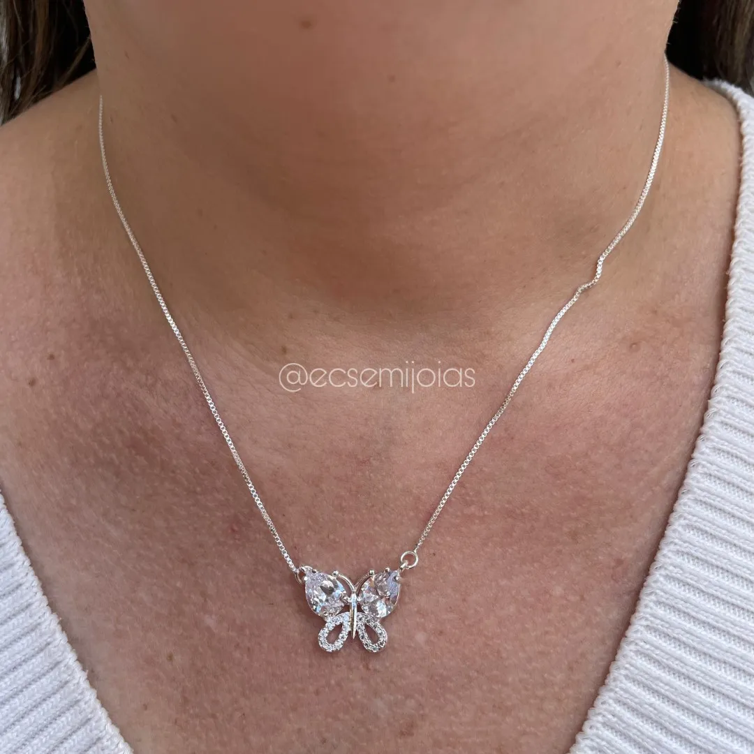 Conjunto de brinco e colar de borboleta com gotas maiores nas asas e cravejado em baixo - banhado a prata 925