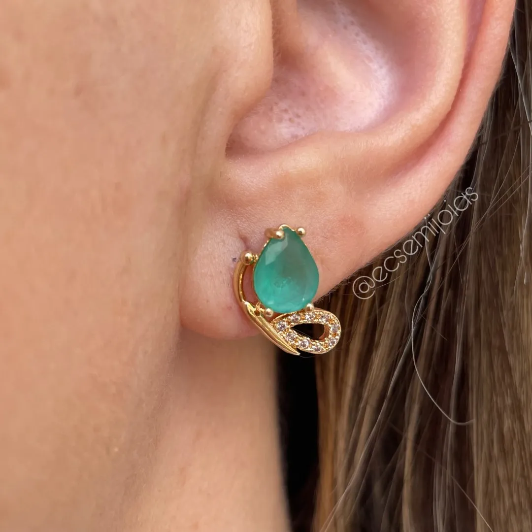 Conjunto de brinco e colar de borboleta com gotas maiores nas asas e cravejado em baixo - banhado a ouro 18k