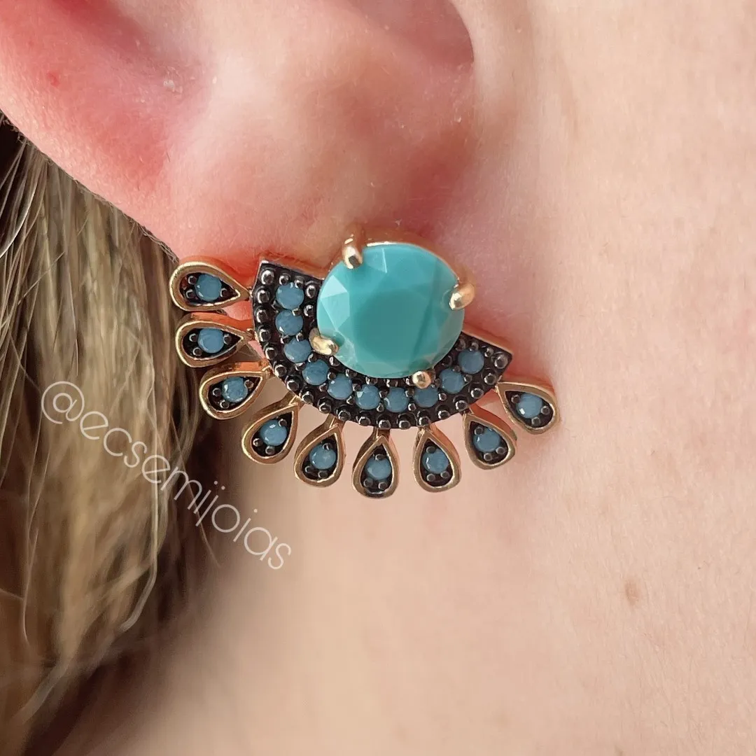 Brinco de leque com pedra redonda no centro com bordas cravejadas - banhado a ouro 18k