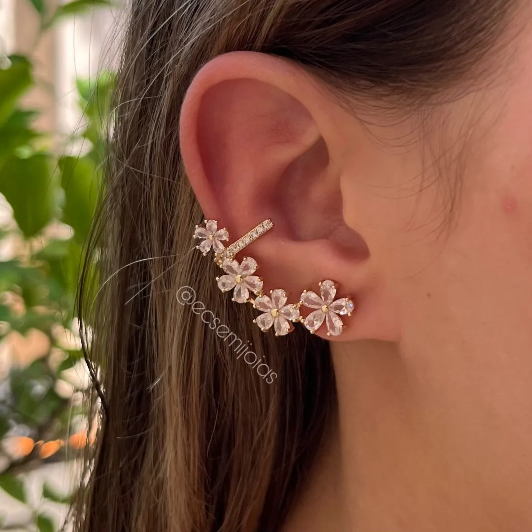 Brinco ear cuff com 4 florzinha com zircônias gotas com aro cravejado - banhado a ouro 18k