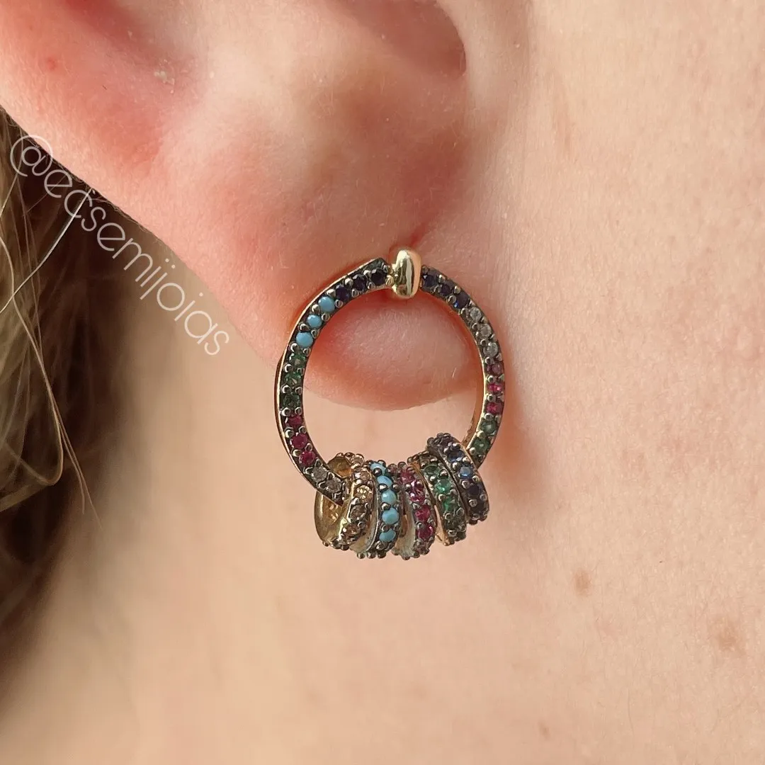 Brinco redondo cravejado vazado com 5 rodinhas cravejadas - banhado a ouro 18k