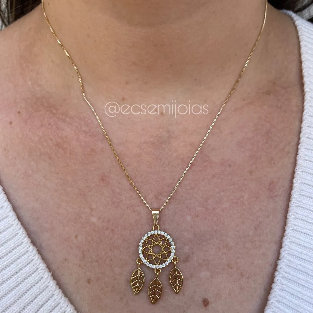 Colar com filtro dos sonhos cravejado com arabesco vazado e folhas penduradas  - 45cm - banhado a ouro 18k