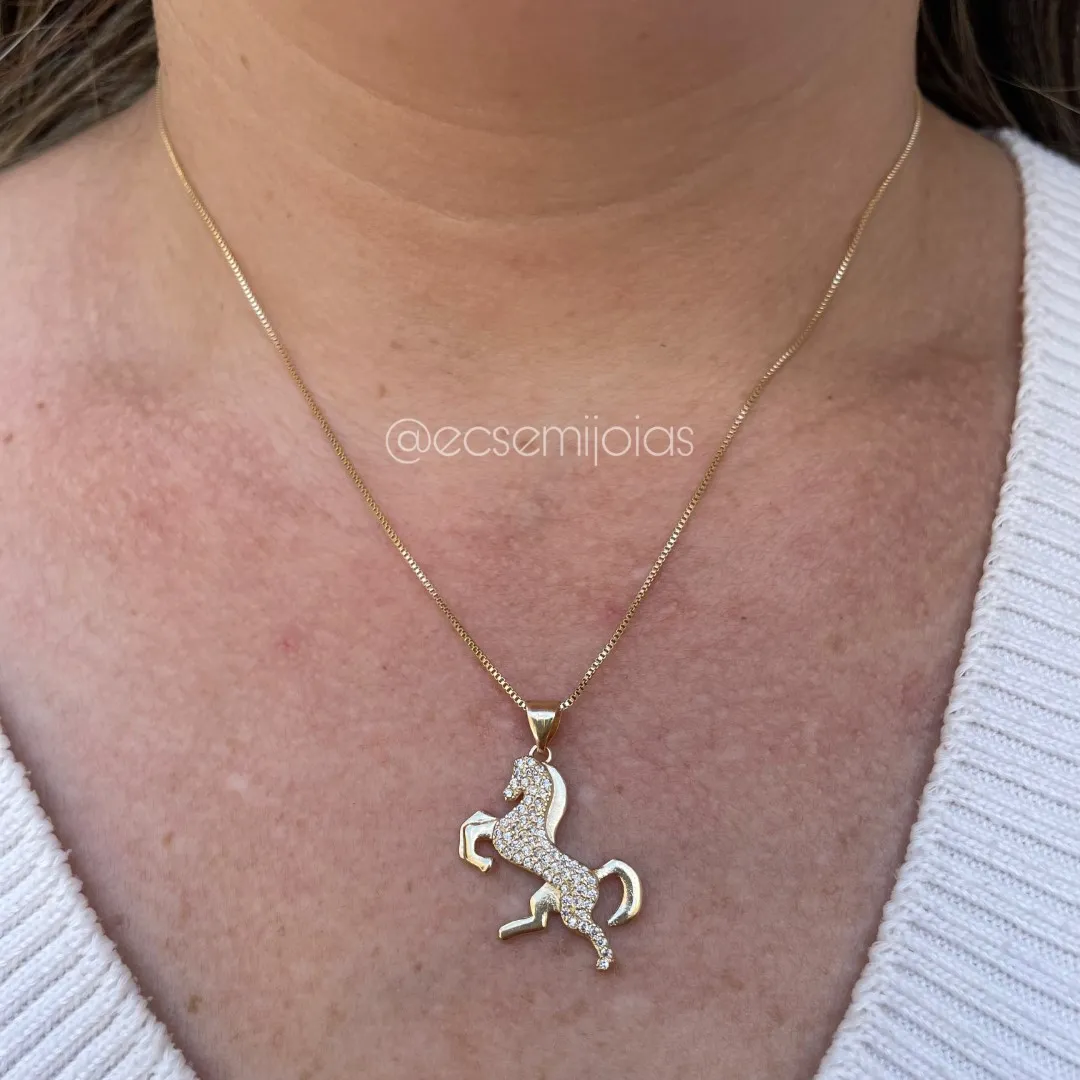 Colar com pingente de cavalo cravejado - 45cm - banhado a ouro 18k