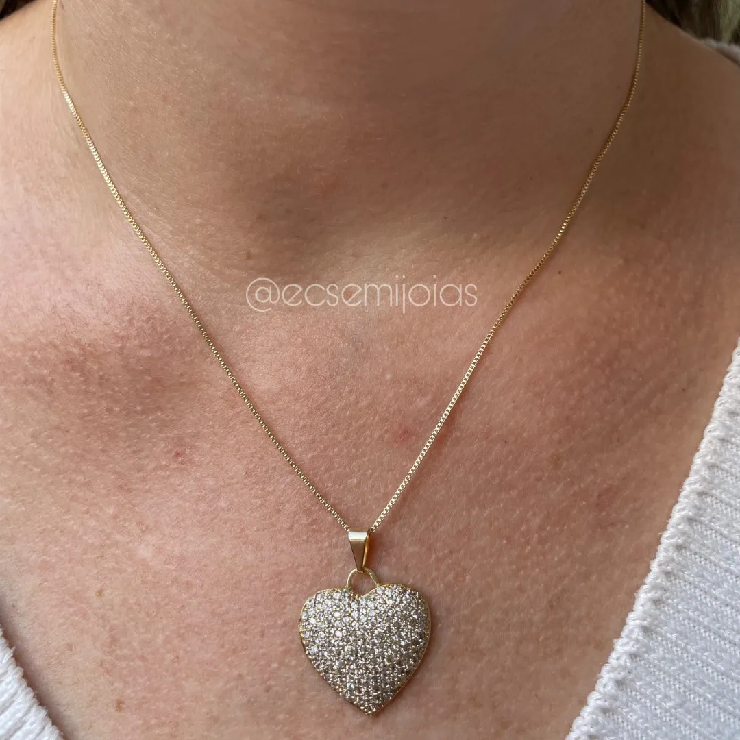 Colar com pingente de coração cravejado - banhado a ouro 18k