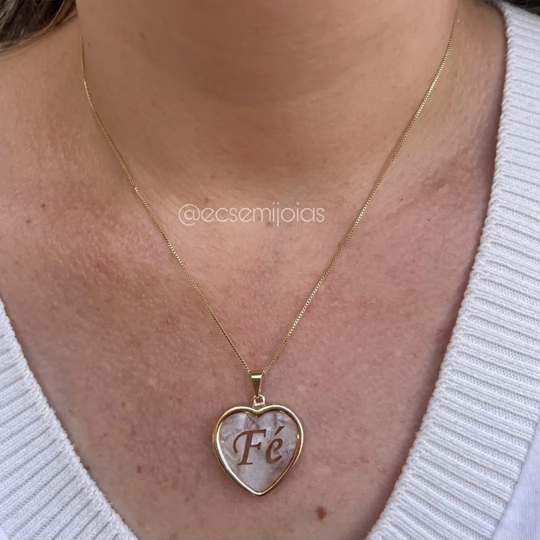 Colar com pingente de coração de madrepérola escrito fé  - 45cm - banhado a ouro 18k