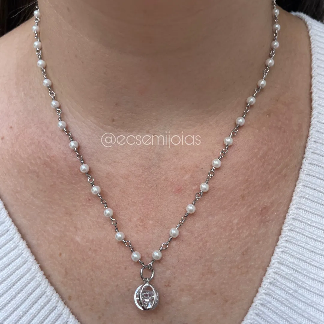 Colar de pérolas com pingente de esfera com zircônia no meio - 45cm - banhado a ródio branco