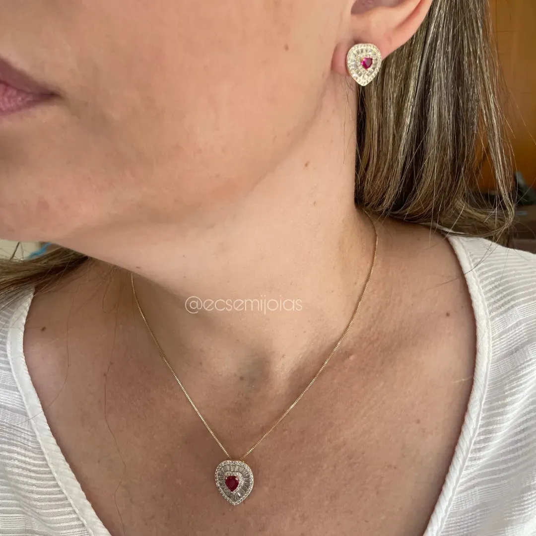 Conjunto de brinco e colar de coração com zircônia coração no centro com baguetes em volta e cravejado nas bordas - banhado a ouro 18k