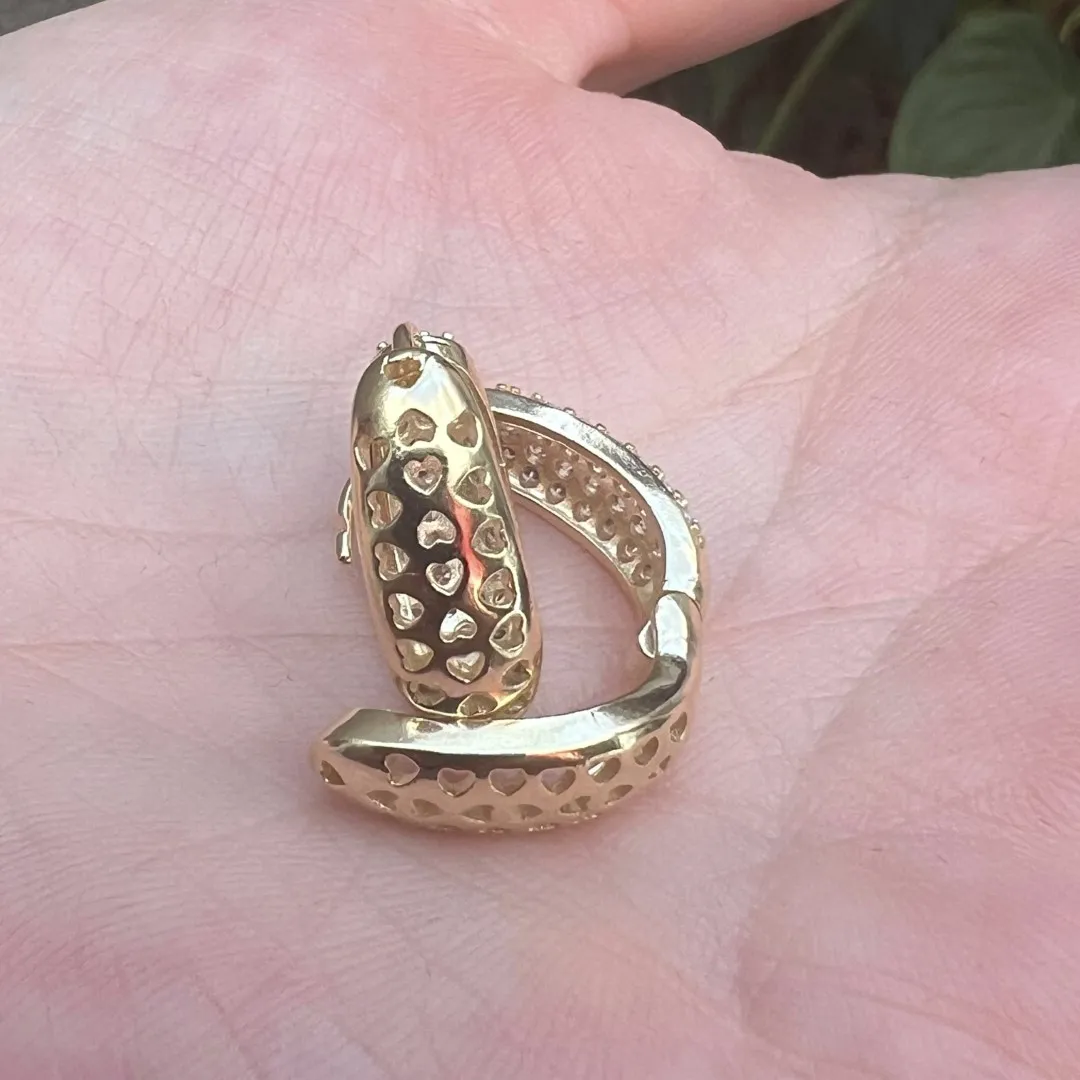 Argola com 4 fileiras cravejadas com corações vazados atrás - 19x7mm - banhado a ouro 18k