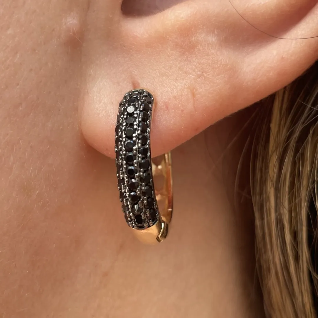 Argola com 3 fileiras cravejadas com gotas vazadas atrás - 20x4mm - banhado a ouro 18k