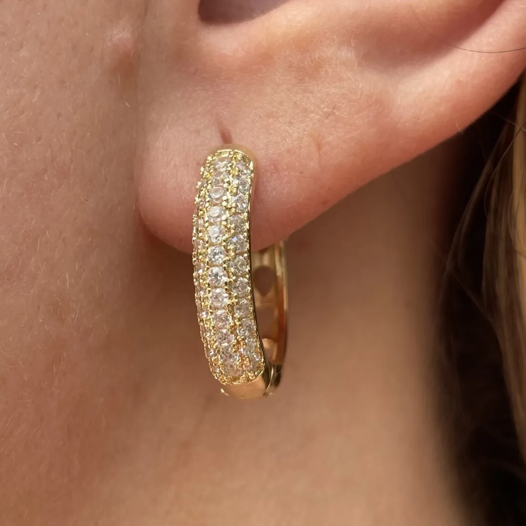 Argola com 3 fileiras cravejadas com gotas vazadas atrás - 20x4mm - banhado a ouro 18k