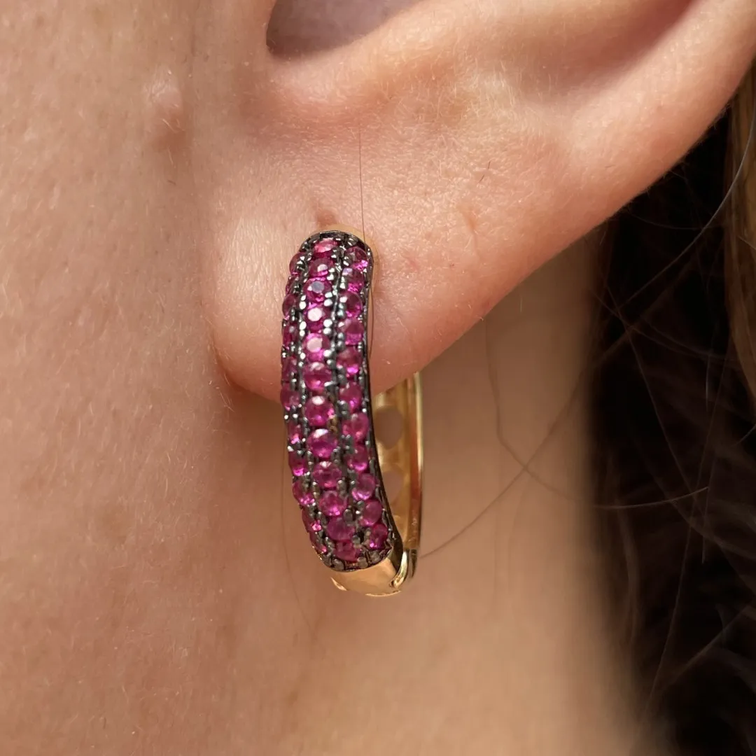 Argola com 3 fileiras cravejadas com gotas vazadas atrás - 20x4mm - banhado a ouro 18k