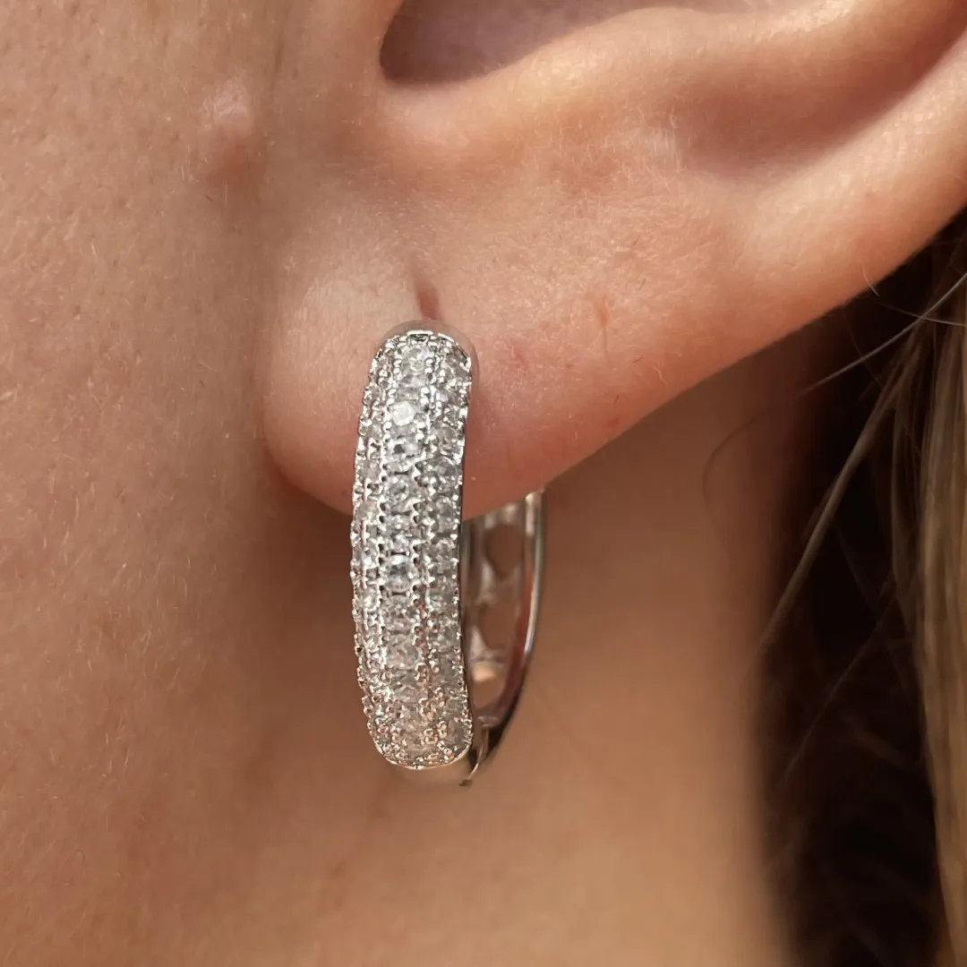 Argola com 3 fileiras cravejadas com gotas vazadas atrás - 20x4mm - banhado a ródio branco